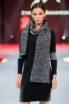 Ołówkowa sukienka z dzianiny łączonej | Przód czarny, tył stalowy - GAIA