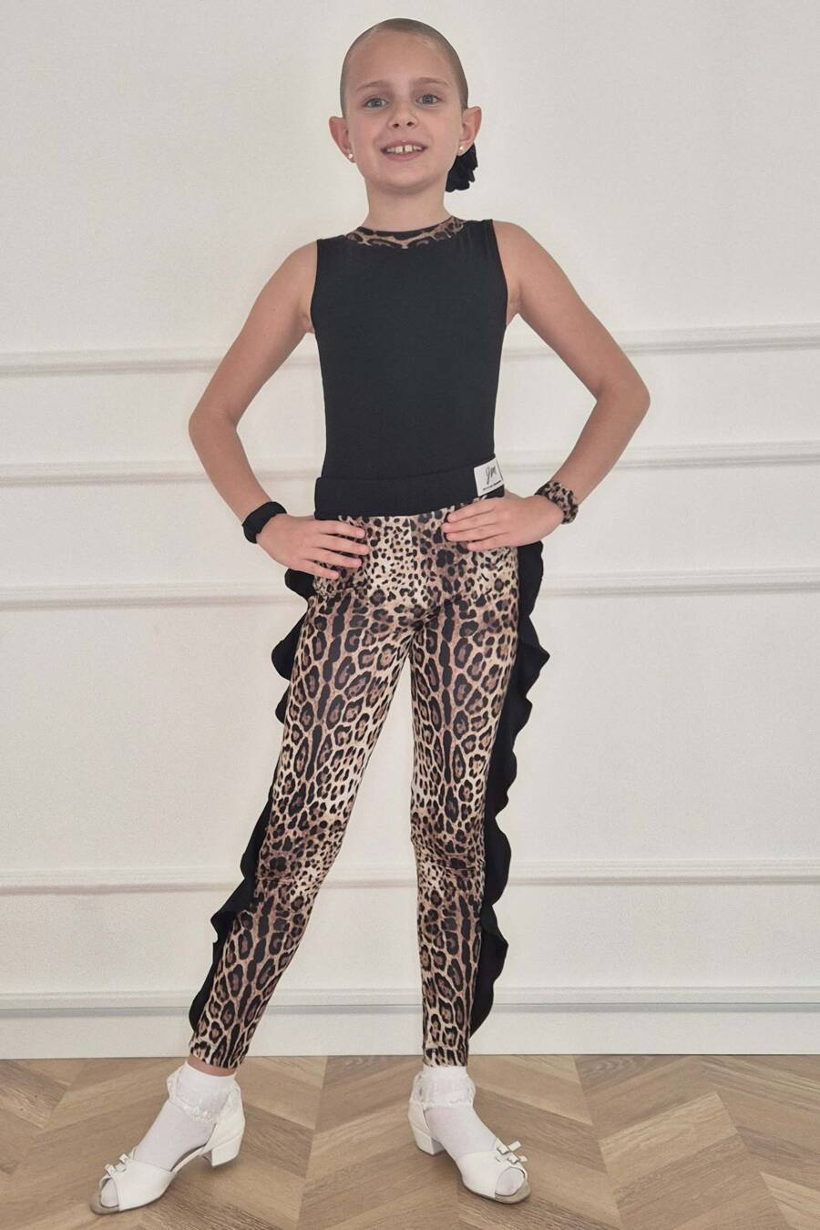 Spodnie do tańca towarzyskiego latynoamerykańskiego, łaciny, legginsy z falbankami, czarny z panterą, strój    do tańca Doris Kids.
