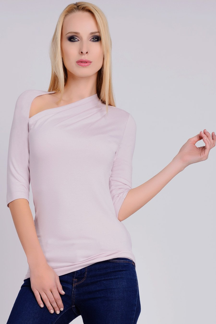 Catherine Asymetryczna dzianinowa pudrowa bluzka z rękawem 3/4 na lato